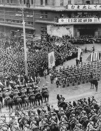 1944년(쇼와 19년) 3월 10일, 육군기념일 행사에서 연주 중인 육군 도야마학교 군악대(오른쪽 중앙)