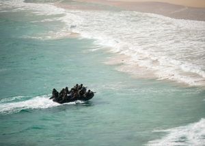 림팩(RIMPAC) 기간 중 상륙 돌격 훈련 중인 해병대원들