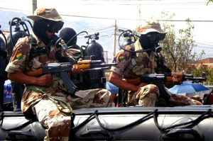 스쿠버 장비를 착용한 볼리비아 해병대가 고무보트에 탑승한 모습