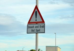 케이프타운의 리트리트(Retreat) 지역의 '스매시 앤 그랩'(Smash and grab) 빈발 지역, M5 도로