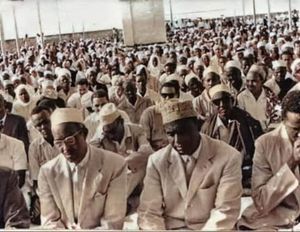 아덴 아데 대통령과 압디라시드 알리 셰르마르케 총리가 1964년 아르바 르쿤 모스크에서 이슬람 명절 기도를 하는 모습