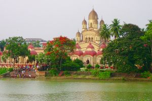다크쉬네스와르 칼리 사원(Dakshineswar Kali Temple)은 1855년 라니 라스마니의 후원하에 지어졌다. 스리 라마크리슈나는 그의 생애의 상당 부분을 여기서 보냈다.