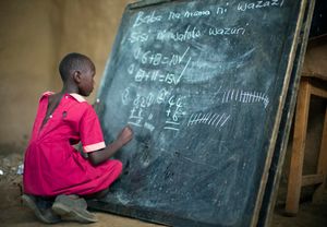 학교에서 수학 공부를 하고 있는 마사이족 소녀