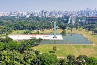 [[스와디나타 스탐바|독립 기념비]] (수흐라와르디 우디안)