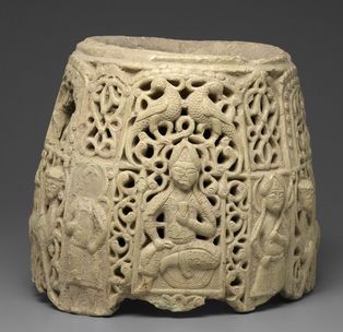 물병 또는 ''하브''의 윗부분. 토기. 12세기 후반-13세기 초 [[이라크]] 또는 [[시리아]].<br>[[브루클린 미술관]]