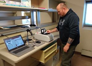 2020년 9월, 맥머도 기지의 간호사가 중합효소 연쇄 반응(PCR) 검사 장비를 설치하고 있다.