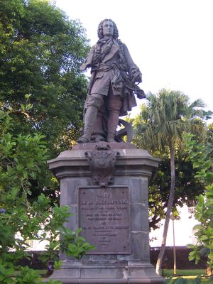 생드니(Réunion)에 있는 마에 드 라 부르도네(Mahé de La Bourdonnais) 동상