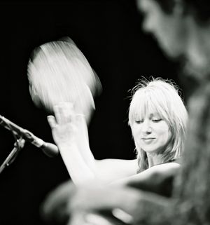 루시 스키핑(Lucie Skeaping)이 탬버린을 연주하는 모습 (2012)