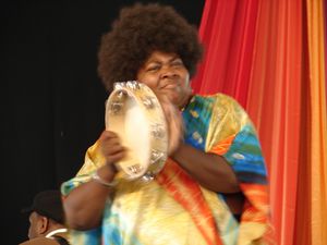 2008년 뉴올리언스 재즈&헤리티지 페스티벌(New Orleans Jazz & Heritage Festival)의 복음 음악 텐트에서 공연하는 레이디 탬버린(Lady Tambourine)