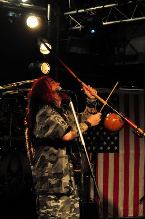 맥스 카발레라(Max Cavalera)가 베림바우를 연주하는 모습, 2012년.