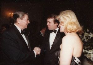 로널드 레이건 대통령과 이바나와 함께 (1985년)