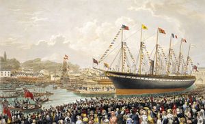 깃발로 장식된 1개의 굴뚝과 6개의 돛대가 있는 크고 검은색과 빨간색 배를 사람들이 지켜보고 있는 모습