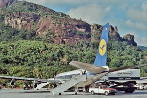 활주로와 인근 산