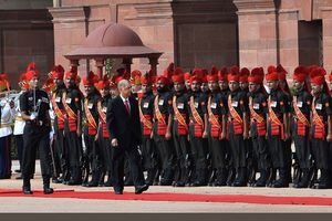 미셸이 인도 육군의 명예위병 사열을 받는 모습 (라슈트라파티 바완, 뉴델리)