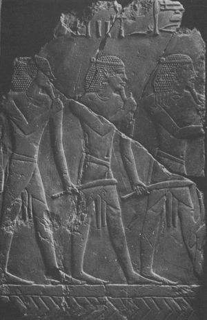 하셉수트 푼트 부조. 푼트식 복장을 한 세 명의 남자가 선물을 들고 있는 모습