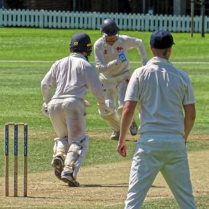 필더가 던지기를 기다리는 동안 런을 시도하는 타자들.