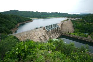 [[대전광역시|대전]] [[대덕구]]와 [[충청북도|충북]] [[청주시]]의 경계에 있는 [[대청다목적댐|대청댐]]