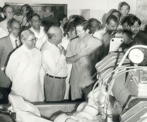 구자라트에 있는 찰스의 흑백 사진과 많은 사람들