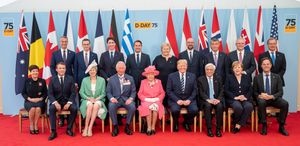 왼쪽에서 오른쪽으로 앉아 있는 사람들: 뉴질랜드 총독 패트시 레디, 프랑스 대통령 에마뉘엘 마크롱, 영국 총리 테레사 메이, 찰스 왕세자, 엘리자베스 2세 여왕, 미국 대통령 도널드 트럼프, 그리스 대통령 프로코피스 파블로풀로스, 독일 총리 앙겔라 메르켈, 네덜란드 총리 마르크 뤼터