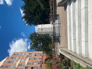 2020년 7월 4일, 조지 플로이드 항의 시위의 일환으로 벌티모어 내항 지역에 있던 콜럼버스 동상의 받침대 잔해. 동상은 항구에 던져졌다.