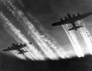 B-17 플라잉 포트리스가 제2차 세계 대전 중 동유럽 상공을 비행하는 모습