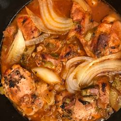 폴 안 소스(Poul an sòs)  아이티의 전통 요리 중 하나로, 닭고기를 사용한 요리이다.