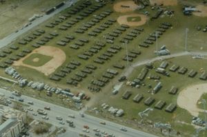 이재민을 수용하기 위해 텐트 도시가 건설되었다.