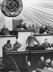 1939년 10월 6일 국회에서 연설하는 히틀러. 뒤쪽 의장석에 앉은 사람이 괴링.