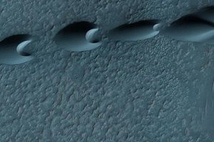 화성 표면의 고립된 바르칸 사구. 우세한 바람 방향은 왼쪽에서 오른쪽일 것이다.