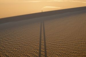 석양 무렵 다클라 오아시스 근처 리비아 사막의 사구.