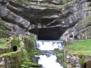 카르스트 용천은 프랑스 동부 우앙 근처 쥐라 산맥의 루아 강 발원지에 있다.