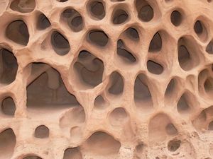 러시아 연방 보그도-바스쿤차크 자연보호구(Bogdo-Baskunchak Nature Reserve)의 싱잉 록(Singing Rock). 바람이 불어 들어오면 소리를 낸다.