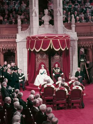 1957년 캐나다 의회에서 연설을 한 엘리자베스 2세 여왕(왼쪽)과 에든버러 공작 필립(오른쪽)이 왕좌에 앉아 있는 모습.