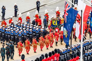 영국 해군의 국왕포차에 실린 엘리자베스 여왕의 관, 웰링턴 아치로 향하는 행렬 중