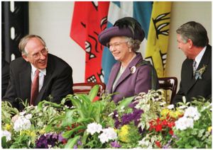 1999년 7월 재개된 스코틀랜드 의회의 모습. 당시 스코틀랜드 수석장관(왼쪽)이었던 도널드 디워와 엘리자베스 2세 여왕(가운데)