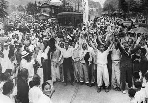 서대문형무소를 출소한 독립운동가 (1945년 8월 16일 오전 9시)