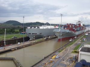 외국으로부터의 감시를 피하기 위해 중앙아메리카 국가에 선박을 등록하는 상업용 선박. 사진: 파나마에 정박하는 대형 화물선.