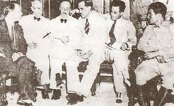 1933년 5인 집정부에는 호세 M. 이리사리, 포르피리오 프랑카, 기예르모 포르텔라, 라몬 그라우, 세르히오 카르보가 포함되었습니다. 바티스타(맨 오른쪽)는 무장 세력을 통제했습니다.