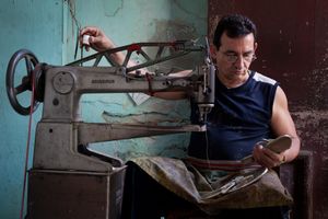 아바나 구시가지의 쿠바 구두 수선공