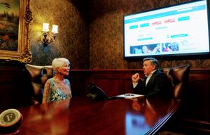 자산 관리 상담—여기서 재무 설계사는 고객에게 적절한 투자 전략을 조언합니다.