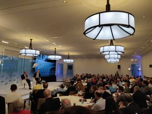 워싱턴 D.C.의 많은 싱크탱크 중 하나인 미국 기업 연구소에서 열린 패널 토론