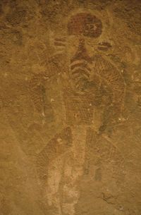 원형 두상 인물이 바바리양 스타일의 가면을 쓰고 있습니다.