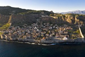 중세의 요새화된 도시 모넴바시아의 전경