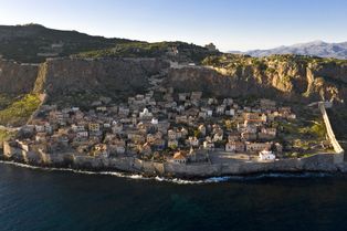 모넴바시아의 남쪽에서 본 하부 및 상부 도시의 모습