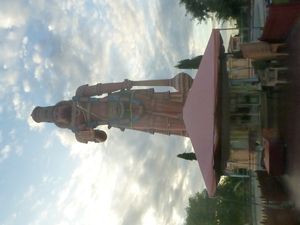 카라피차이마에 있는 26미터 높이의 하누만 상; 힌두교와 인도계 트리니다드 토바고인 문화의 중심지이며, 인도를 제외하고는 가장 큰 하누만 상 중 하나임