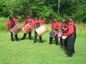 타사는 인도에서 유래한 타악기 연주단으로 트리니다드 토바고에서 인기가 많다.