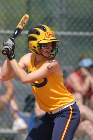 헬멧과 마스크를 쓴 패스트피치 소프트볼 타자