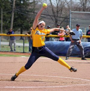 야구와 달리 소프트볼 투구는 언더핸드 방식으로 이루어진다.