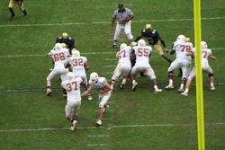 러닝백에게 손으로 패스(hand-off)하는 쿼터백