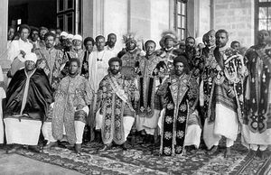 하일레 셀라시에 1세(중앙) 황제와 황실 귀족들